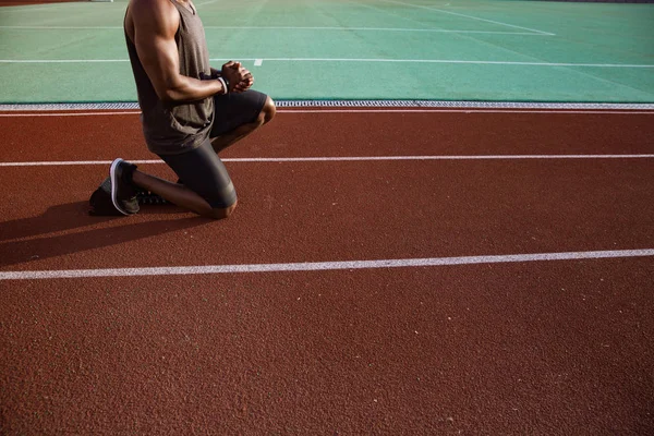 Imagen recortada de un joven atlético en pista — Foto de Stock