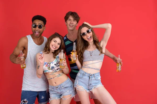 Arkadaş grubu izole ayakta bira ile gülümseyen