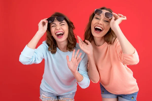 Joven riendo damas amigos aislados —  Fotos de Stock