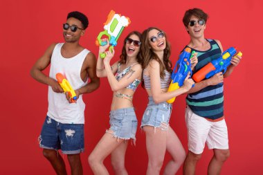 Arkadaşlar su oyuncak silah ile genç grup