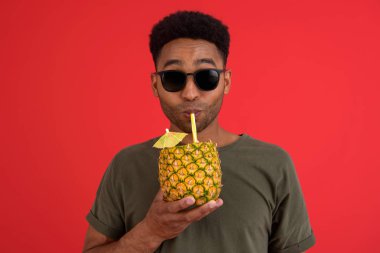 Mutlu Afrika adam kokteyl ile ayakta