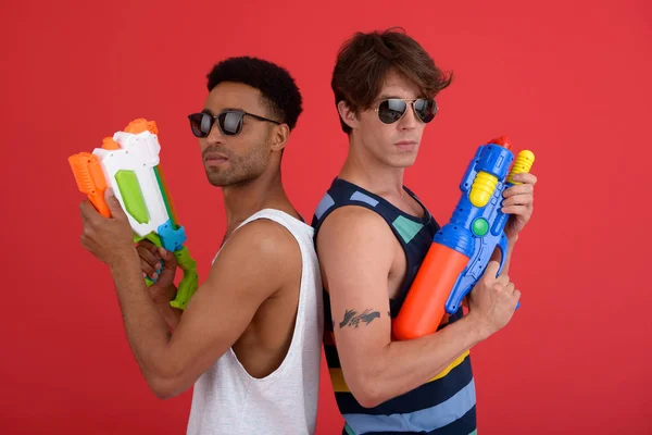 Yakışıklı iki erkek arkadaş su oyuncak silah grubu — Stok fotoğraf