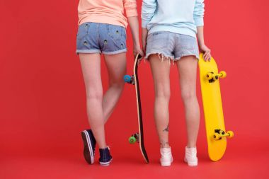 Kaykaylar tutan genç bayanları görüntü kırpılmış.