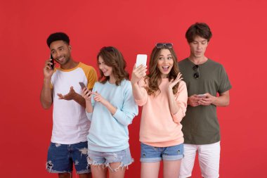 Mutlu grup arkadaşıyla yapmak telefonları kullanarak selfie.