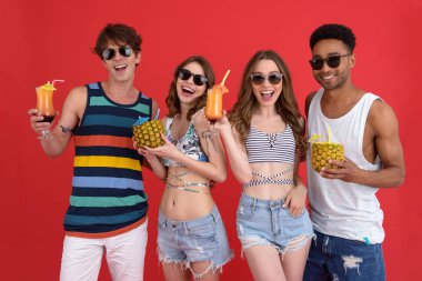 Kokteyl içme arkadaşlar grup gülümseyen.