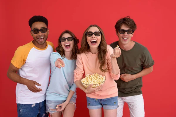 Feliz grupo de amigos viendo películas comiendo palomitas de maíz . — Foto de Stock