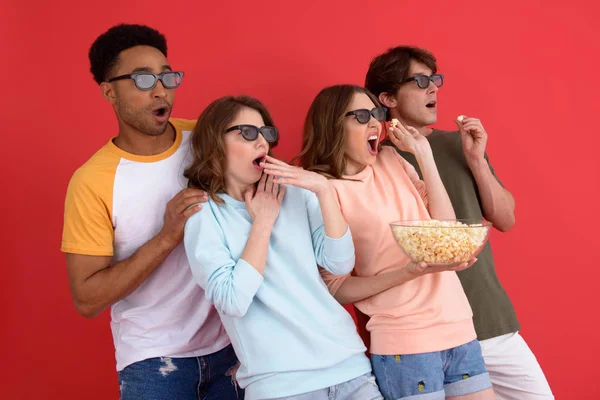 Arkadaşlar patlamış mısır yemek filmi izlerken şok grup. — Stok fotoğraf