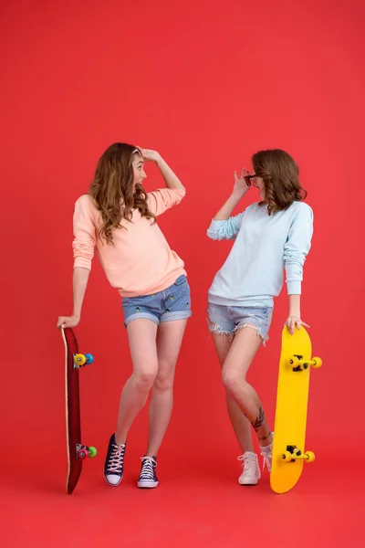 Erstaunliche zwei Freundinnen mit Skateboards. — Stockfoto