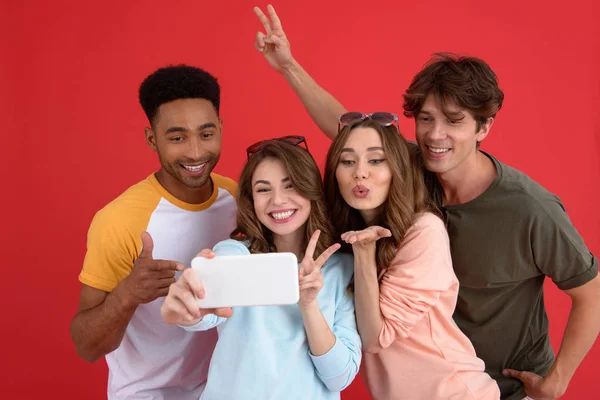 Alegre grupo de amigos hacen selfie por teléfono . — Foto de Stock