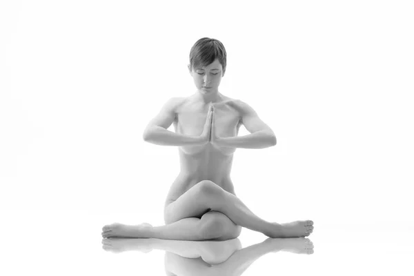Jovem mulher nua meditando em uma pose de ioga — Fotografia de Stock