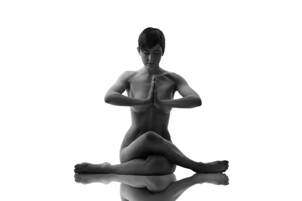 Jovem mulher nua meditando em uma pose de ioga — Fotografia de Stock