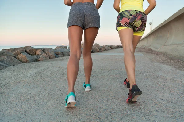 Πίσω όψη των δύο νέων fitness γυναικών, που τρέχει — Φωτογραφία Αρχείου