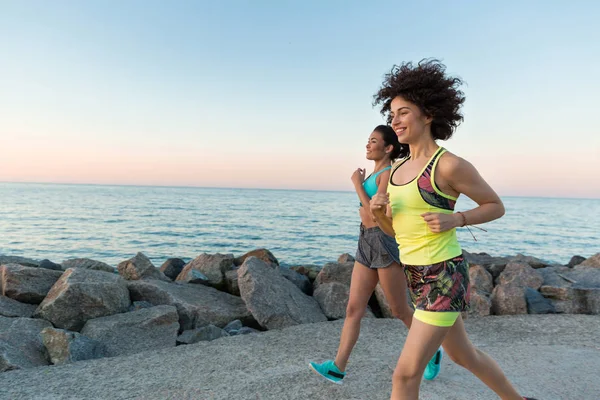 Feliz sonriente fitness mujeres corriendo juntos — Foto de Stock