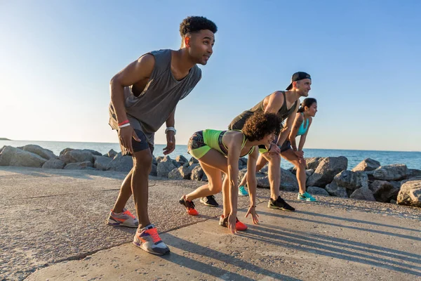 Grupp sportiga människor redo att springa ett maraton — Stockfoto