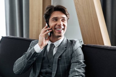 Yakışıklı gülümseyen iş adamı uymak üstünde hareket eden telefon