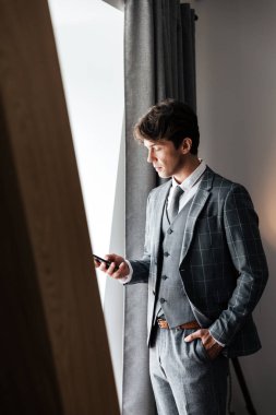 Yakışıklı işadamı uygun ayakta ve yazma iletisi