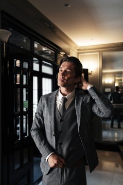 Takım elbise daimi bir lobi yakışıklı orta yaşlı iş adamı