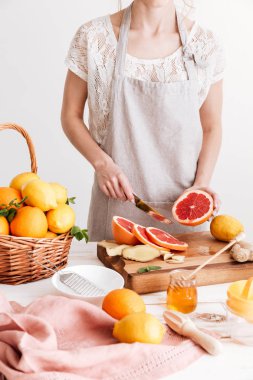 Genç kadın greyfurt kesilmiş Resim kırpılmış.