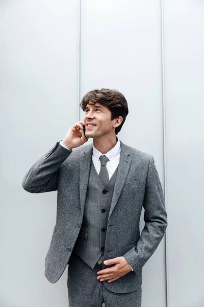 Sorrindo homem de negócios feliz em terno ter uma conversa de telefone celular — Fotografia de Stock