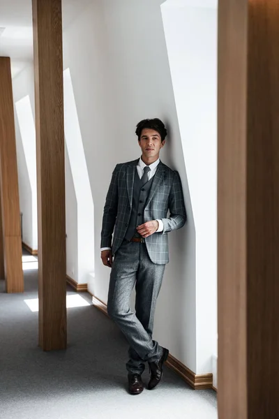 Hela längden av en framgångsrik affärsman i kostym poserar — Stockfoto