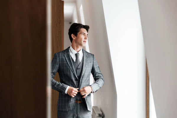 Hombre de negocios guapo en traje posando — Foto de Stock