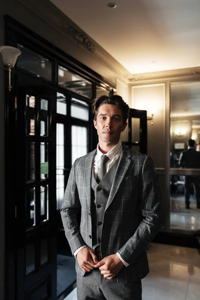 Hombre de negocios de mediana edad de confianza en traje de pie en un vestíbulo —  Fotos de Stock