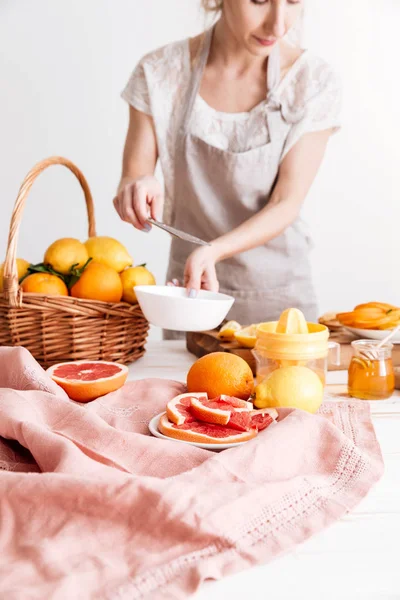 Kadının kırpılmış görüntü bir turuncu suyu sıkar.