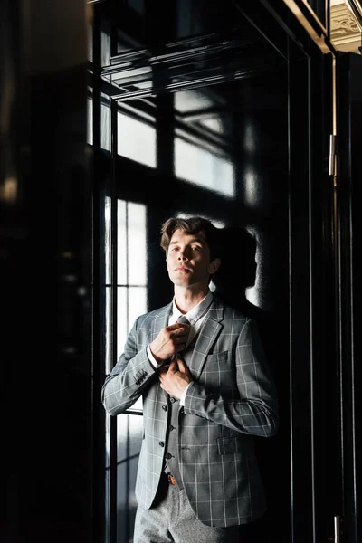 Stilig framgångsrik affärsman i kostym och slips poserar — Stockfoto