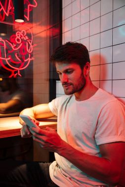 Kafede oturan beyaz genç çekici ciddi adam