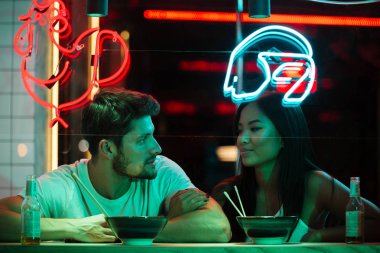 Çok ırklı mutlu sevgi dolu çift kafede oturan.