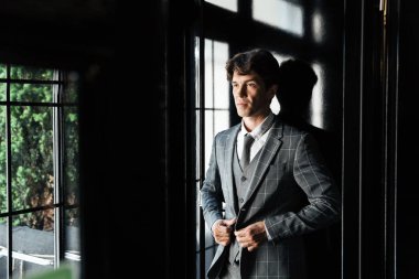 Takım elbise ve kravat emin başarılı iş adamı