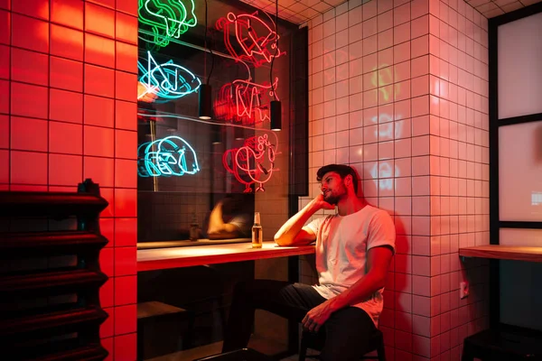 Caucasiano jovem bonito homem sentado no café — Fotografia de Stock