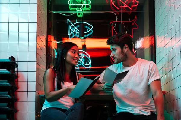 Multiethnisch glückliches Liebespaar sitzt im Café — Stockfoto