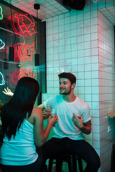 Glückliches Liebespaar sitzt im Café und trinkt Bier — Stockfoto