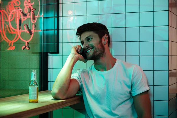 電話で話をするカフェに座っている若いハンサムな男. — ストック写真