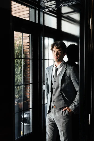 Hombre de negocios guapo y confiado en traje y corbata — Foto de Stock