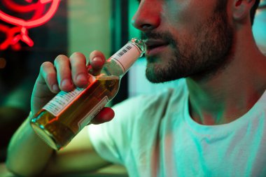 Bira içme kafede oturan beyaz genç yakışıklı adam.