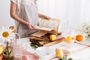 Yemek kitabı tutan kadın Resim kırpılmış