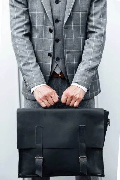 Крупним планом чоловік у костюмі тримає портфель — стокове фото