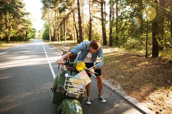 Schwerer junger bärtiger Mann steht neben Roller — Stockfoto