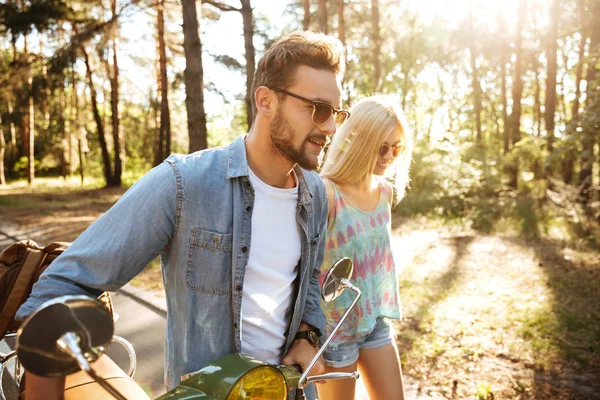 Glückliches Liebespaar zu Fuß mit Roller im Freien — Stockfoto