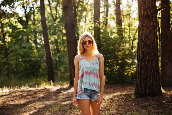 Jovem mulher bonita de pé no parque ao ar livre . — Fotografia de Stock