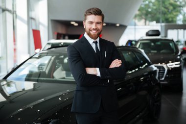 Takım elbiseli gülümseyen genç erkek satıcı