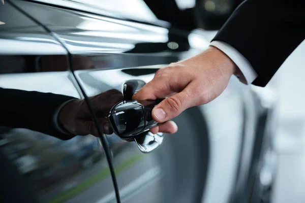 Close up of a male hand opening a car door — Stock Photo, Image