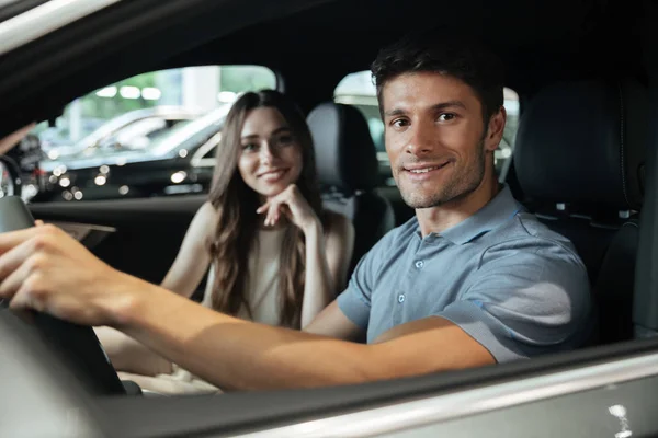 Couple sitting at the front seat of the car — Stock Photo, Image