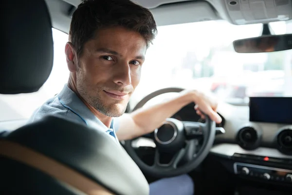Stilig leende manliga kunden testa sin nya bil — Stockfoto