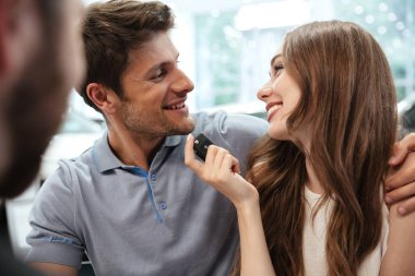 Güzel genç çift belgeleri imzalar