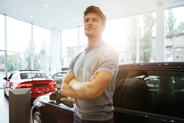 Bonito homem feliz em pé na frente de um carro — Fotografia de Stock