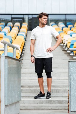 Yakışıklı genç spor adam açık havada Stadı nda