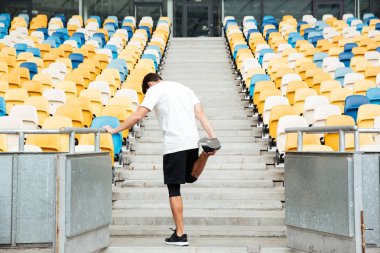 Genç sporcunun germe bacak kasları